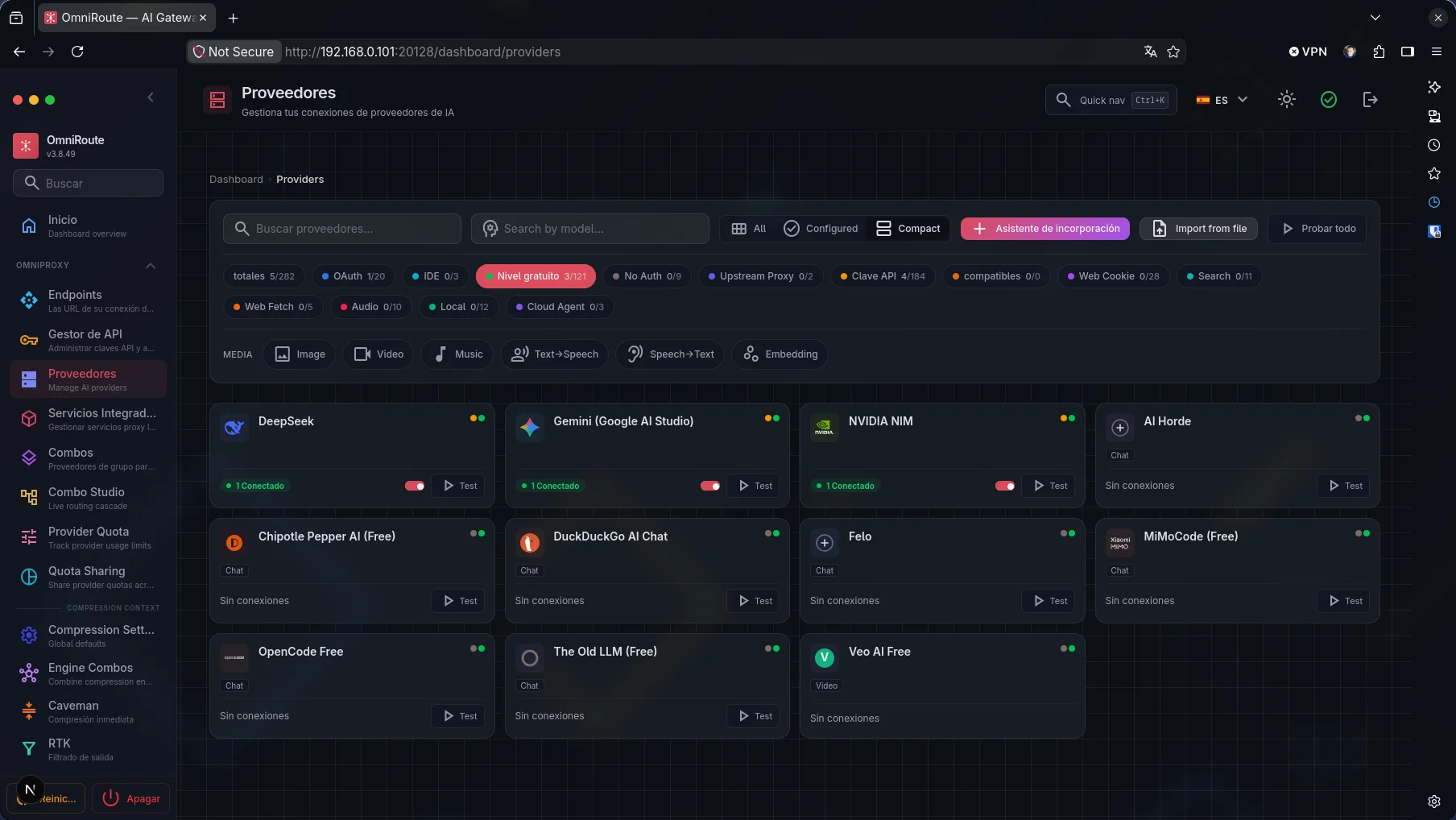 Panel de Proveedores de OmniRoute con DeepSeek, Gemini y NVIDIA NIM conectados y activos, junto a proveedores gratis sin cuenta